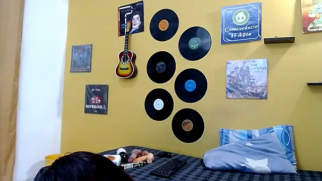 skinnyverus18 online show from March 17, 7:39 pm