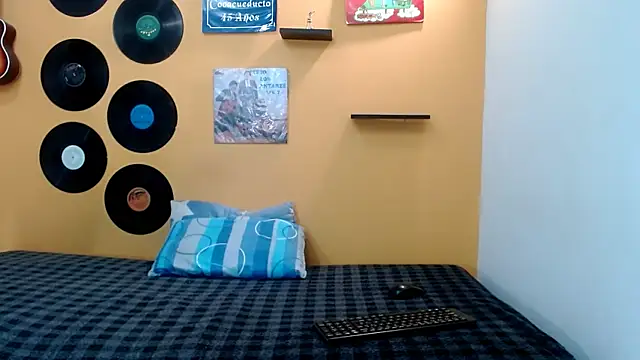 skinnyverus18 online show from March 25, 1:06 pm