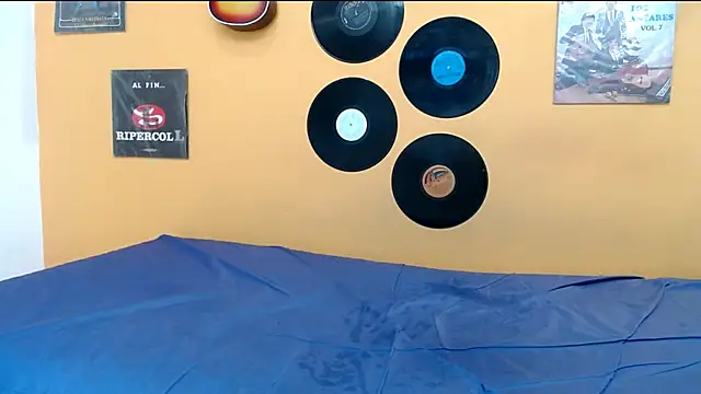 skinnyverus18 online show from May 6, 7:52 pm