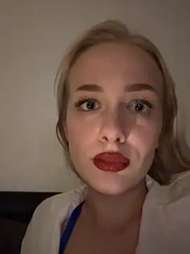 Snapshot of DaryaDoll chatting on November 21, 11:03 pm DaryaDoll online show from November 21, 11:03 pm