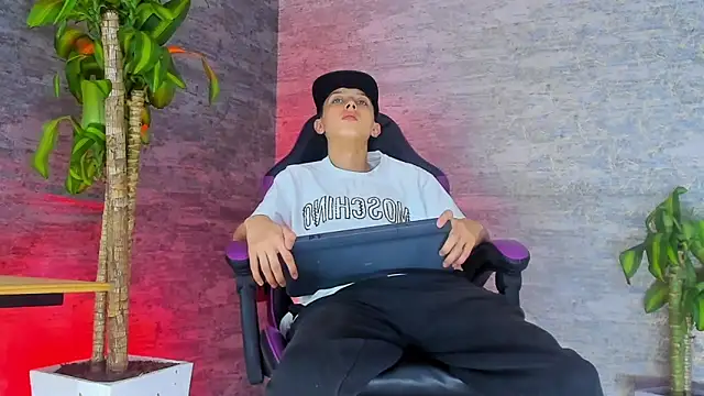 Snapshot of ArthurCox chatting on September 20, 5:36 pm ArthurCox online show from September 20, 5:36 pm