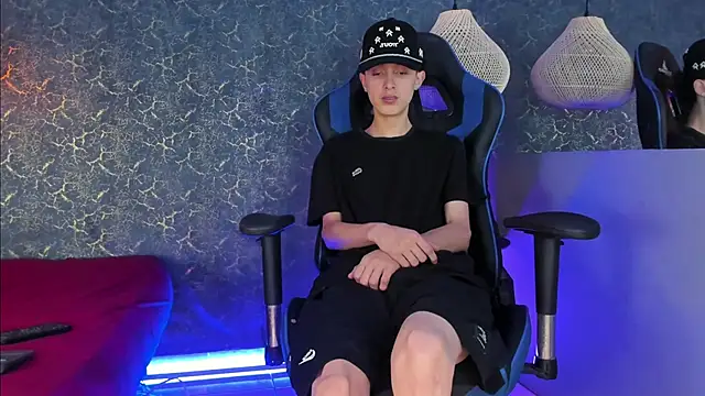 ArthurCox online show from November 18, 5:28 pm