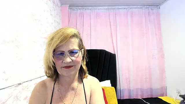 Snapshot of esmeraldaladys chatting on October 12, 7:24 pm esmeraldaladys online show from October 12, 7:24 pm