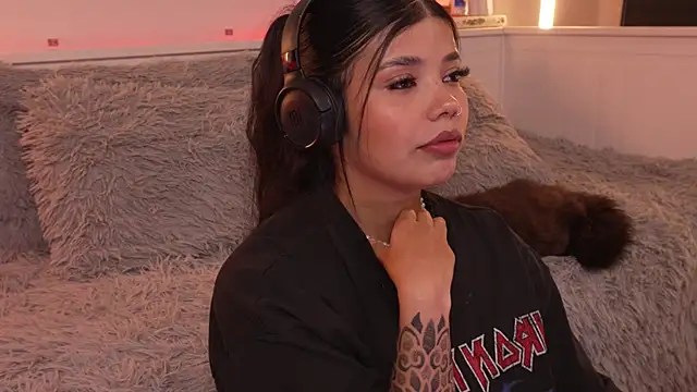 sophieee art online show from January 9, 3:31 am