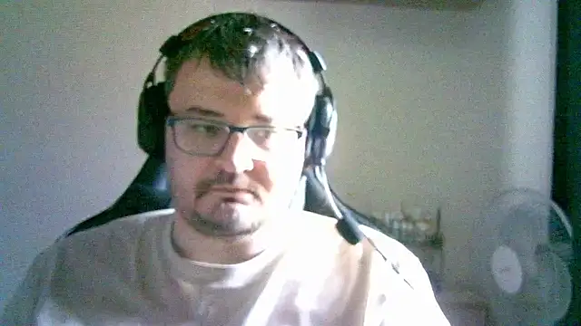 Snapshot of SirAbuser chatting on October 20, 8:15 am SirAbuser online show from October 20, 8:15 am