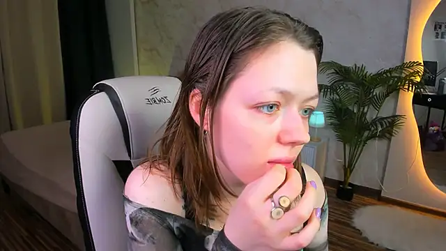 Lunar Lily online show from November 5, 5:40 am