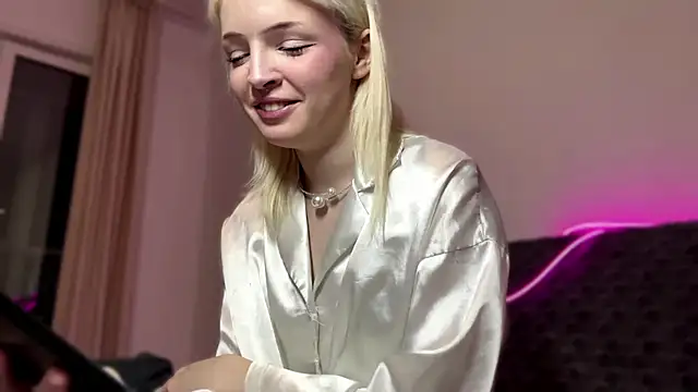 Snapshot of blondekira chatting on October 21, 2:40 pm blondekira online show from October 21, 2:40 pm