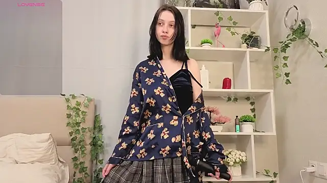 SuzanneHowse online show from April 5, 4:15 pm