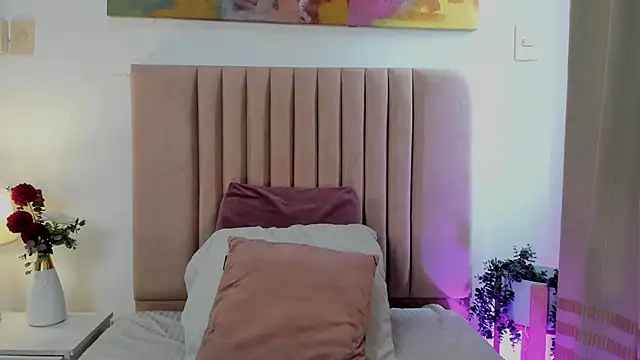 SagiraBelle online show from October 3, 6:05 pm