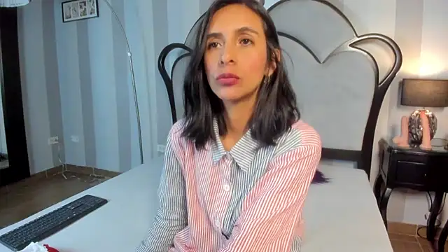 Snapshot of MiaAmore_ chatting on February 14, 6:59 pm MiaAmore online show from February 14, 6:59 pm