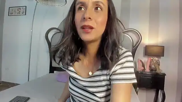 Snapshot of MiaAmore_ chatting on April 1, 7:22 pm MiaAmore online show from April 1, 7:22 pm