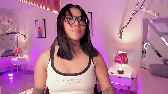 Snapshot of emy_williams chatting on December 15, 8:13 pm emy williams online show from December 15, 8:13 pm