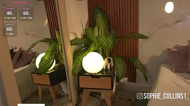 Snapshot of SophieCollins_1 chatting on April 10, 11:48 am SophieCollins 1 online show from April 10, 11:48 am