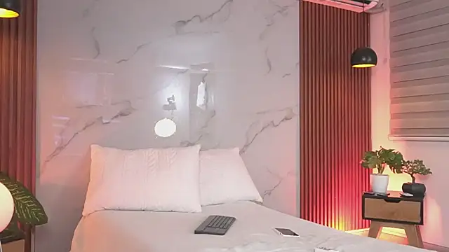 Snapshot of SophieCollins_1 chatting on April 30, 11:49 am SophieCollins 1 online show from April 30, 11:49 am