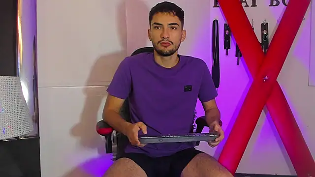 Snapshot of AlekRuizx chatting on September 18, 2:08 pm AlekRuizx online show from September 18, 2:08 pm