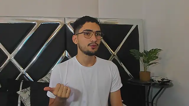 Snapshot of AlekRuizx chatting on September 22, 1:35 pm AlekRuizx online show from September 22, 1:35 pm