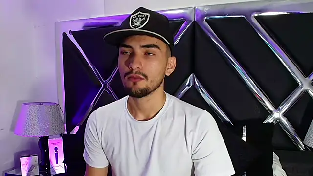 Snapshot of AlekRuizx chatting on October 10, 12:31 am AlekRuizx online show from October 10, 12:31 am