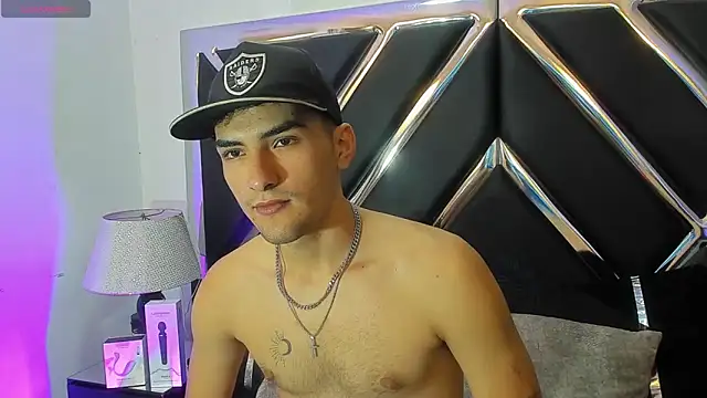 Snapshot of AlekRuizx chatting on October 15, 1:39 am AlekRuizx online show from October 15, 1:39 am