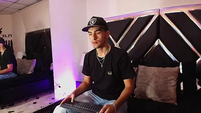 Snapshot of AlekRuizx chatting on October 17, 3:31 am AlekRuizx online show from October 17, 3:31 am