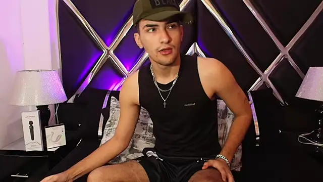 Snapshot of AlekRuizx chatting on October 18, 11:11 am AlekRuizx online show from October 18, 11:11 am