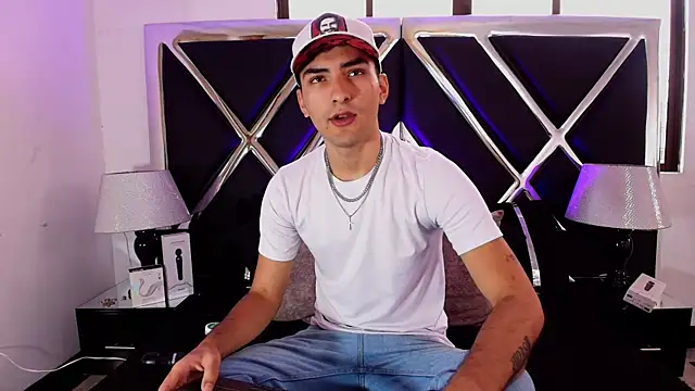 Snapshot of AlekRuizx chatting on October 27, 4:22 pm AlekRuizx online show from October 27, 4:22 pm