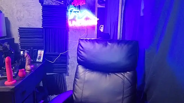 Snapshot of chicanachic13 chatting on December 14, 11:09 pm chicanachic13 online show from December 14, 11:09 pm