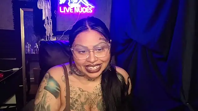 Snapshot of chicanachic13 chatting on February 8, 8:07 am chicanachic13 online show from February 8, 8:07 am