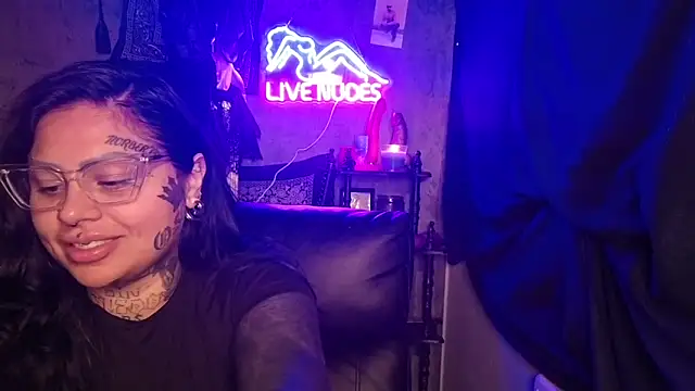 Snapshot of chicanachic13 chatting on February 13, 6:53 am chicanachic13 online show from February 13, 6:53 am