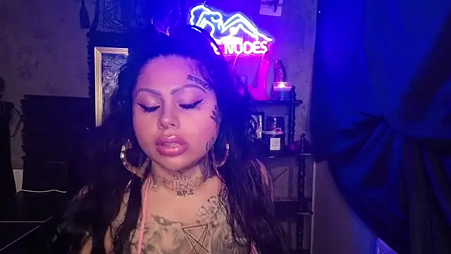 Snapshot of chicanachic13 chatting on February 15, 8:13 am chicanachic13 online show from February 15, 8:13 am