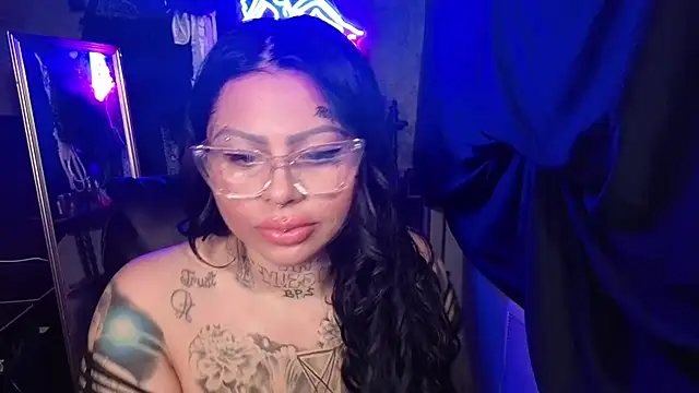 chicanachic13 online show from February 19, 8:54 am
