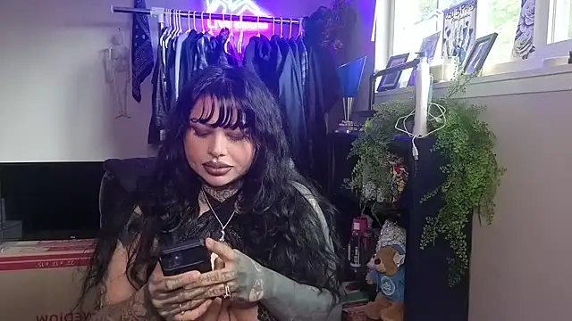 chicanachic13 online show from May 16, 9:35 pm