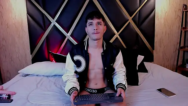 Snapshot of LiamMuller chatting on October 14, 11:44 am LiamMuller online show from October 14, 11:44 am