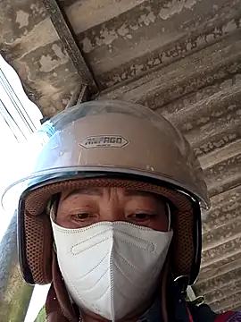 Snapshot of _Helala_ chatting on October 5, 2:43 am Helala online show from October 5, 2:43 am