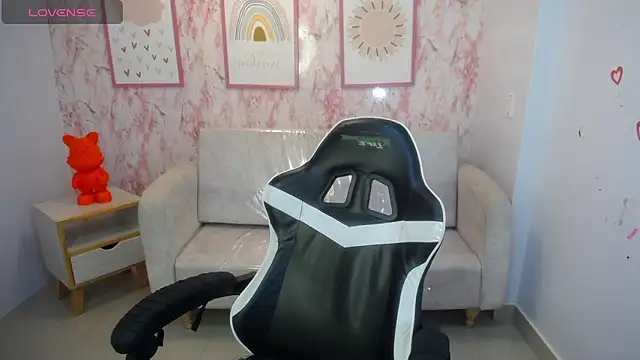 Snapshot of Kylie_ch1 chatting on October 28, 10:52 am Kylie ch1 online show from October 28, 10:52 am