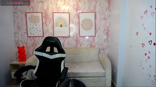 Snapshot of Kylie_ch1 chatting on October 31, 11:00 am Kylie ch1 online show from October 31, 11:00 am