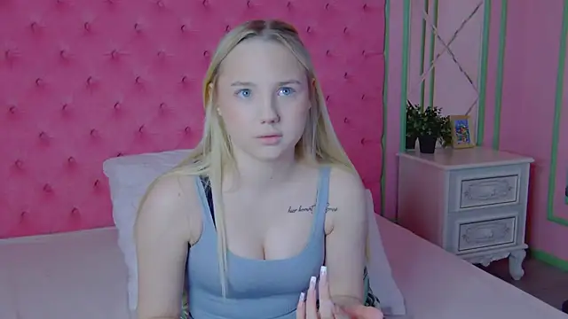 Snapshot of Sky_Cutie chatting on February 24, 8:01 am Sky Cutie online show from February 24, 8:01 am