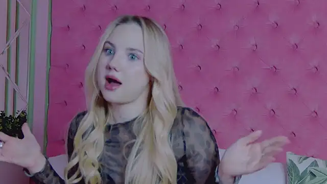 Snapshot of Sky_Cutie chatting on March 6, 5:04 am Sky Cutie online show from March 6, 5:04 am