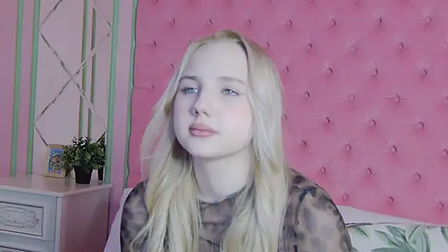 Snapshot of Sky_Cutie chatting on April 2, 4:43 am Sky Cutie online show from April 2, 4:43 am