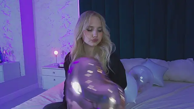 Snapshot of Sky_Cutie chatting on April 3, 4:21 am Sky Cutie online show from April 3, 4:21 am