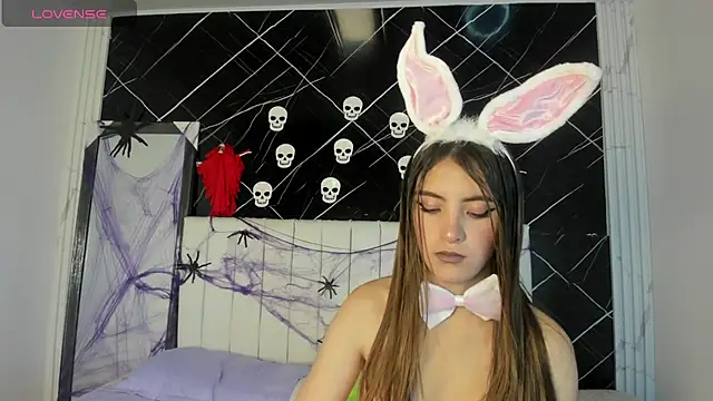 Snapshot of shirley_hott chatting on October 31, 1:01 pm shirley hott online show from October 31, 1:01 pm