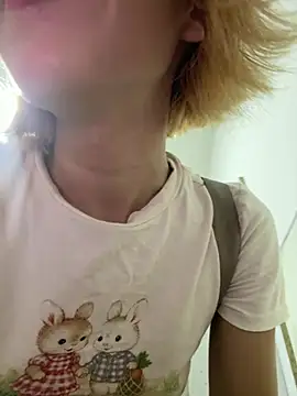Snapshot of SweetBunnyGF chatting on June 19, 12:15 am SweetBunnyGF online show from June 19, 12:15 am