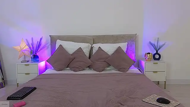 Jules night online show from November 8, 9:24 pm