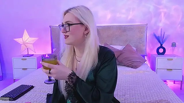 Jules night online show from February 7, 9:18 pm