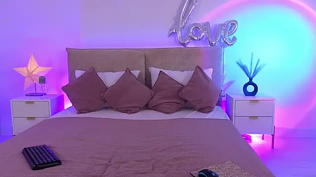 Snapshot of Jules_night chatting on April 3, 9:24 pm Jules night online show from April 3, 9:24 pm