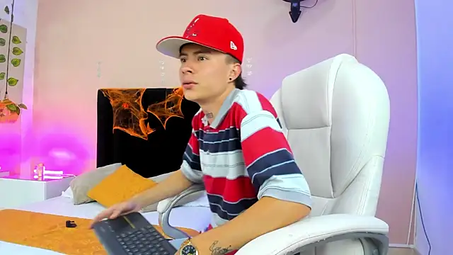 Snapshot of Nascary_Fox chatting on October 1, 7:53 pm Nascary Fox online show from October 1, 7:53 pm