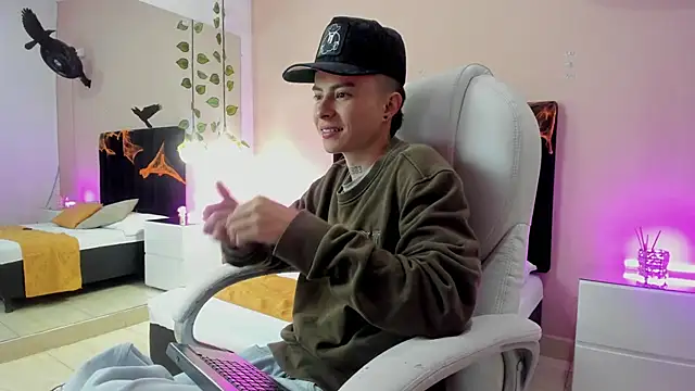 Snapshot of Nascary_Fox chatting on October 8, 7:22 pm Nascary Fox online show from October 8, 7:22 pm