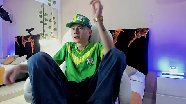 Snapshot of Nascary_Fox chatting on October 21, 8:31 pm Nascary Fox online show from October 21, 8:31 pm