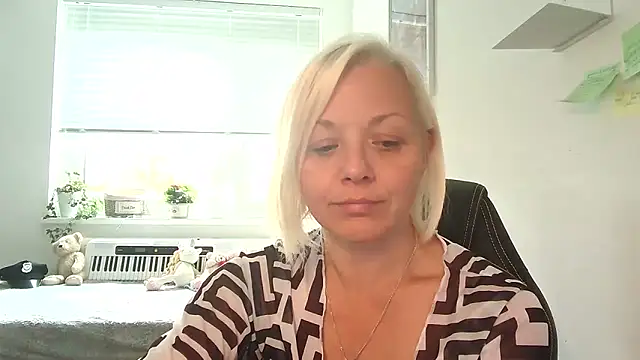 Snapshot of Linsy_Kim chatting on October 8, 8:45 am Linsy Kim online show from October 8, 8:45 am