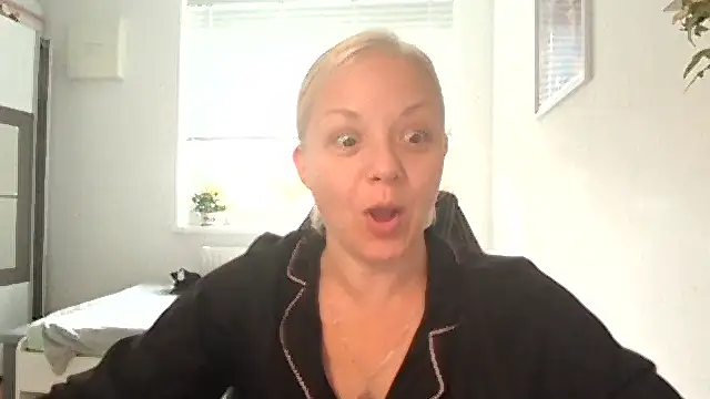 Snapshot of Linsy_Kim chatting on October 16, 7:31 am Linsy Kim online show from October 16, 7:31 am