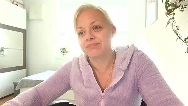 Snapshot of Linsy_Kim chatting on October 19, 8:48 am Linsy Kim online show from October 19, 8:48 am